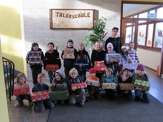 Alle Kinder der Klasse 2 mit ihren Geschenkkartons