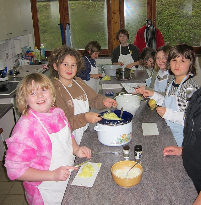 Die Klasse 4 in der Schulküche 