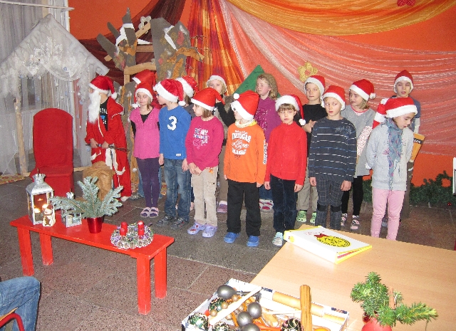 Die Klasse 3 bei ihrem Auftritt.