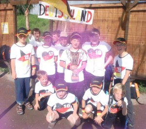 Vor der Arbreise zur Mini-WM sind alle optimistisch, dass der Pokal in der Tälerschule bleibt.