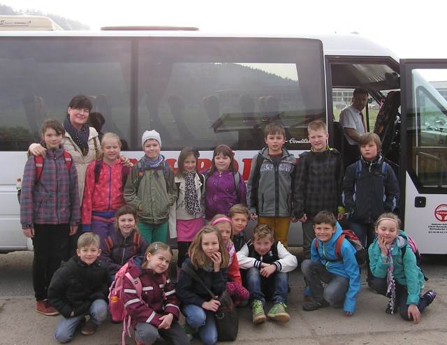 Sonne Mond und Sterne - die Kl. 3 auf dem Weg ins Planetarium