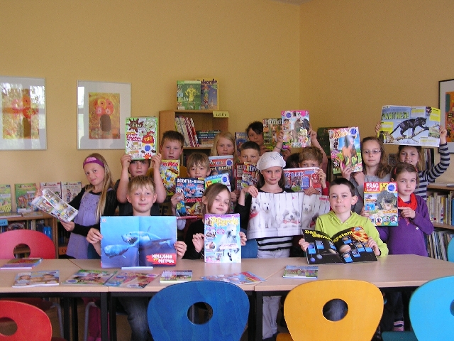 Die Klasse 3 mit den Zeitschriften in der Schulbibliothek 